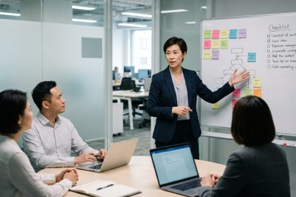 Formatrice expliquant des modules de formation conformes à un groupe de professionnels dans une salle de réunion moderne